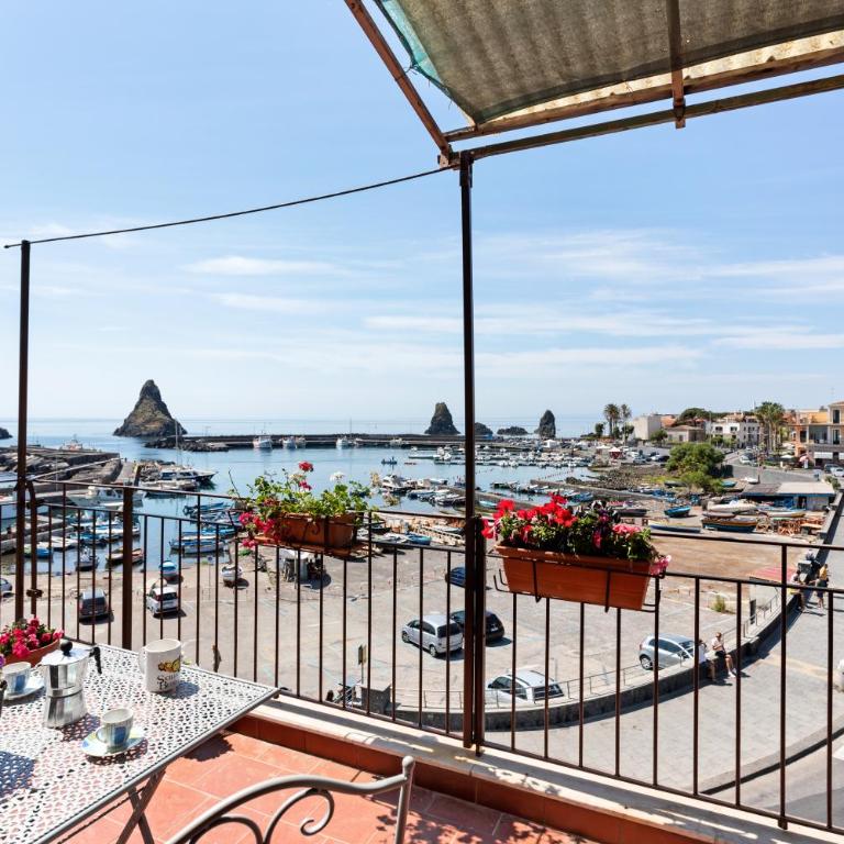 GuestHost - La Finestra dei Ciclopi Seaview Flat - Appartamentino su 2 Livelli - 1