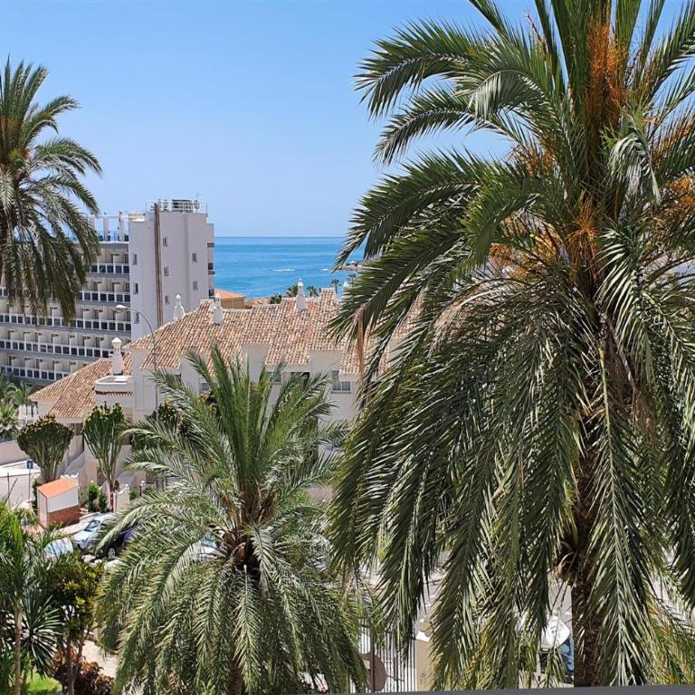 Benal Beach, Luxury Sea & Mountain View Beachside 1 Bedroom Apartment - Apartment with Sea View - 9