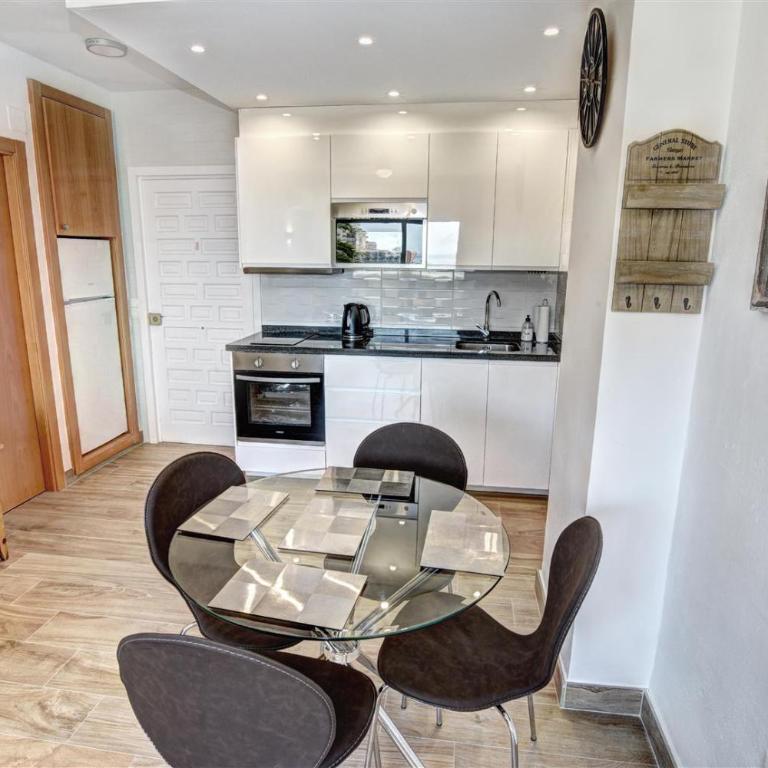 Benal Beach, Luxury Sea & Mountain View Beachside 1 Bedroom Apartment - Apartment with Sea View - 12