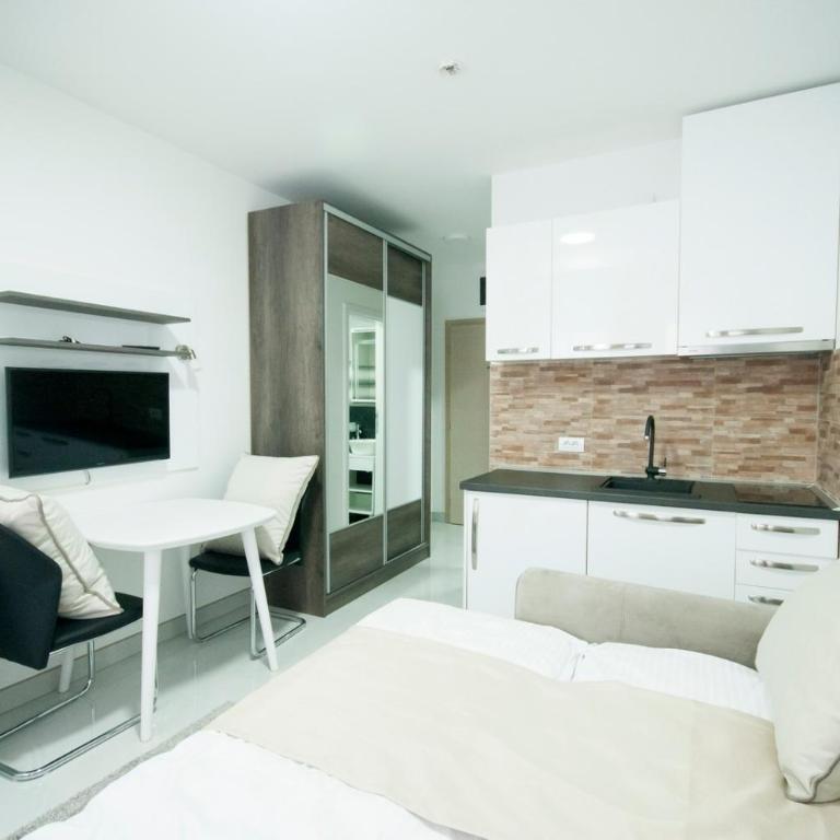 Apartmani Stančić - Dvokrevetna Soba sa Bračnim Krevetom i Balkonom - 7
