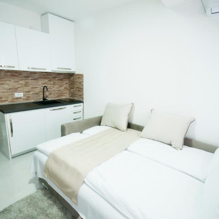 Apartmani Stančić - Dvokrevetna Soba sa Bračnim Krevetom i Balkonom - 8