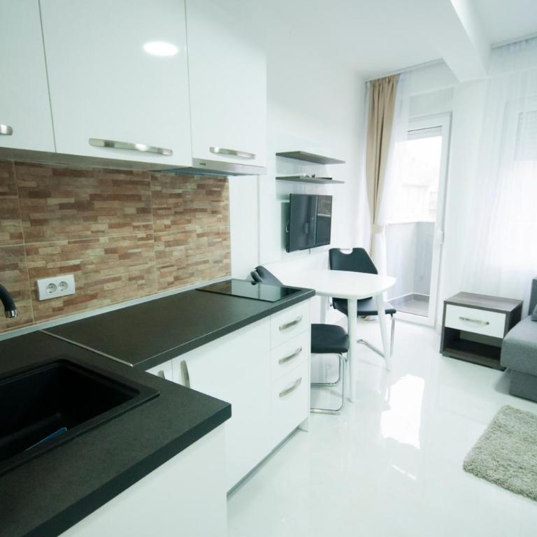 Apartmani Stančić - Dvokrevetna Soba sa Bračnim Krevetom i Balkonom - 10