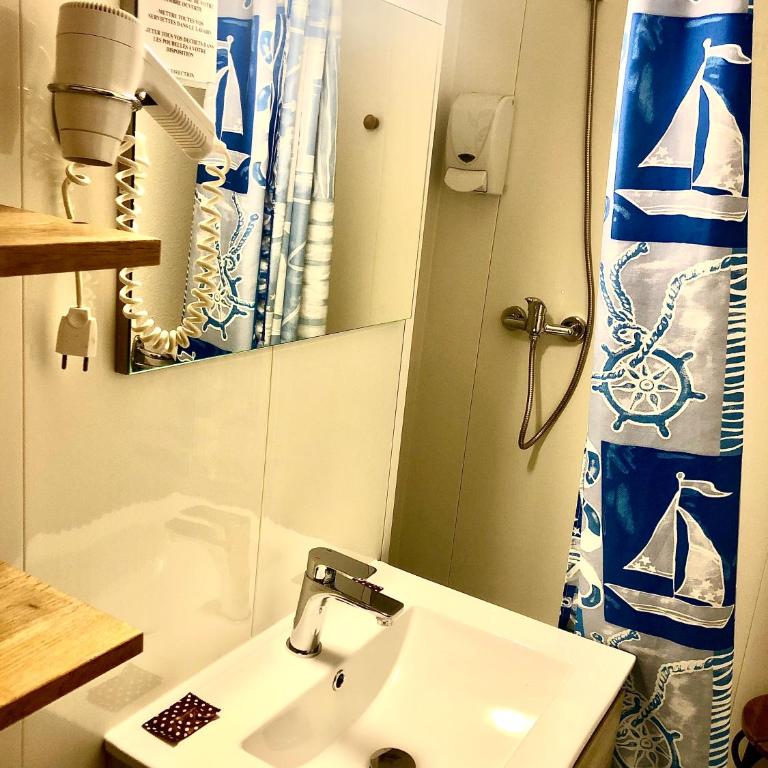 Hôtel Colisée-Verdun Centre Gare Saint-Roch - Chambre Double avec Toilettes Communes - 6