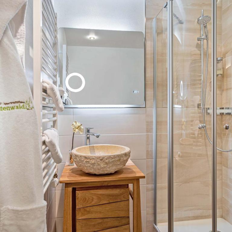 Fichtenwald-Ihr Boutique I Glück`s Hotel - Ihr Kraftort - Wasserwelten Bad Füssing - Superior Zimmer mit Kingsize-Bett - 1