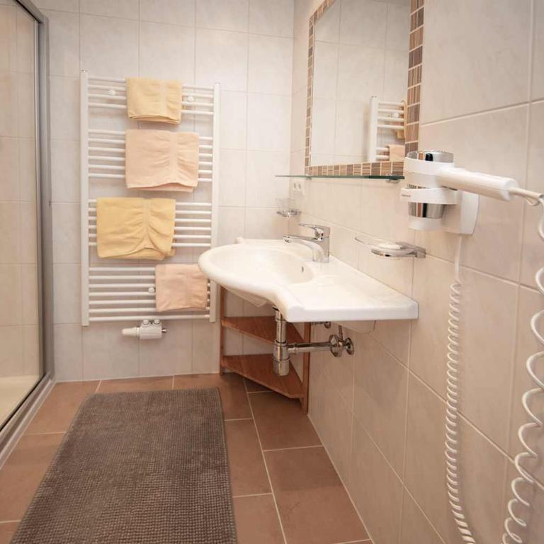 Haus Sonnwend - Doppelzimmer mit Balkon - 2