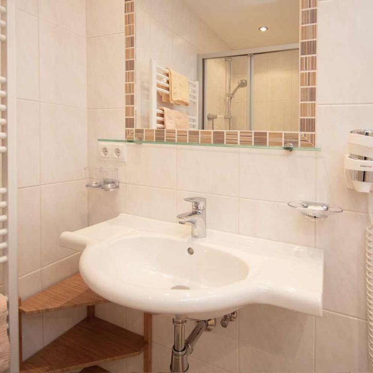 Haus Sonnwend - Doppelzimmer mit Balkon - 1