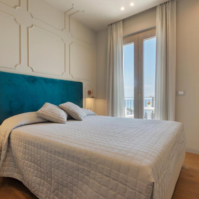 Diecidodici BoutiqueRooms - Camera Matrimoniale Deluxe con Balcone e Vista Mare - 1