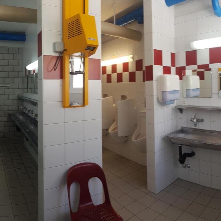 Campingplatz mit Restaurant & Sportarena Leukerbad - Bungalow mit Gemeinschaftsbad und Zugang zur Sport Arena - 8