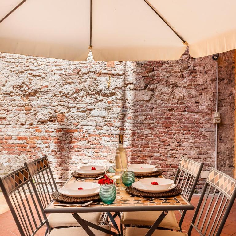 Hostly - Garden House near the Tower - Historical house with Private Garden - Appartamento con Vista Giardino - 2