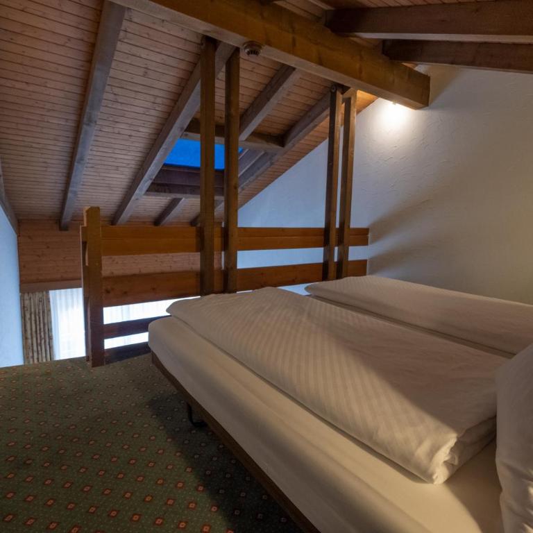 Hotel Chalet Swiss - Family Quad Room with Balcony - 2