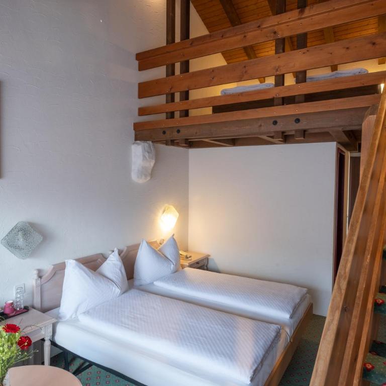 Hotel Chalet Swiss - Family Quad Room with Balcony - 8