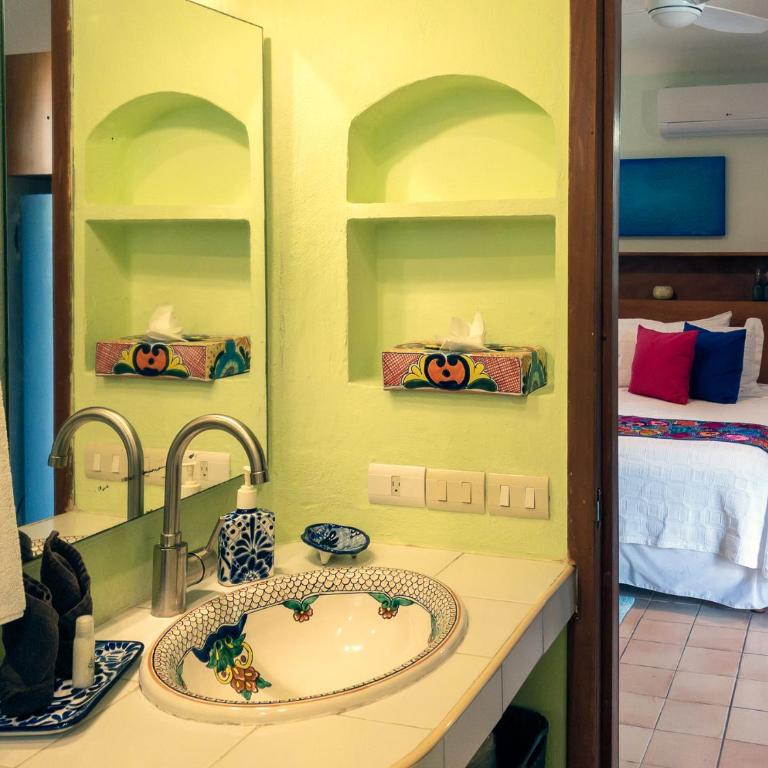 Casa Sonoma - Charming Condos Minutes from Beach & Reef - Queen Studio - 11