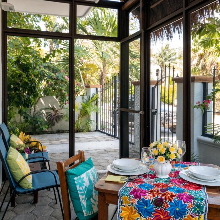 Casa Sonoma - Charming Condos Minutes from Beach & Reef - Queen Studio - 7