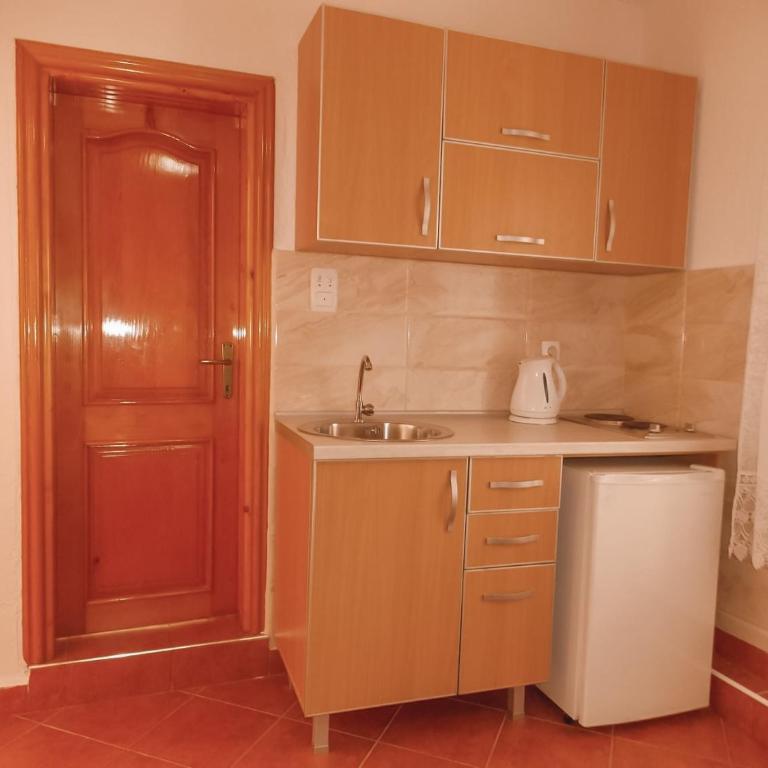 Guest house Naser - Dvokrevetna Soba sa Bračnim Krevetom i Pogledom na More - 11