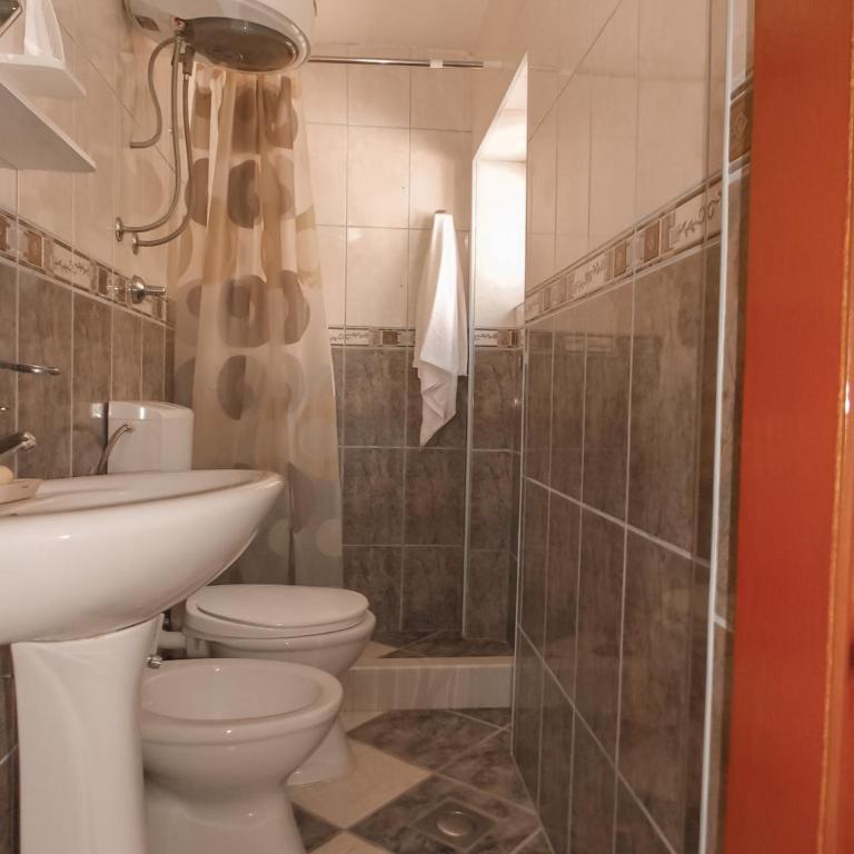 Guest house Naser - Trokrevetna Soba s Bočnim Pogledom na More - 7