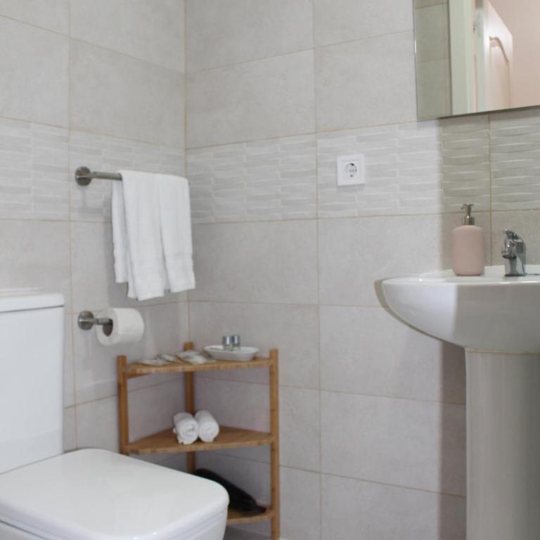 Grand Via House - Standard Queen Room with Private Internal Bathroom - 4