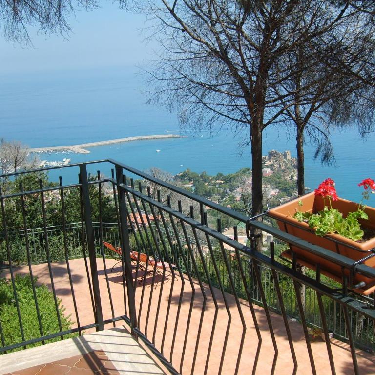 Alba Tra I Pini B&B - Camera Matrimoniale con Balcone e Vista Mare - 6