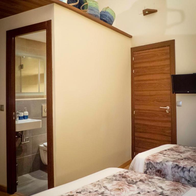 Pension Ciudadela - Habitación Doble con cama supletoria y baño privado - 7