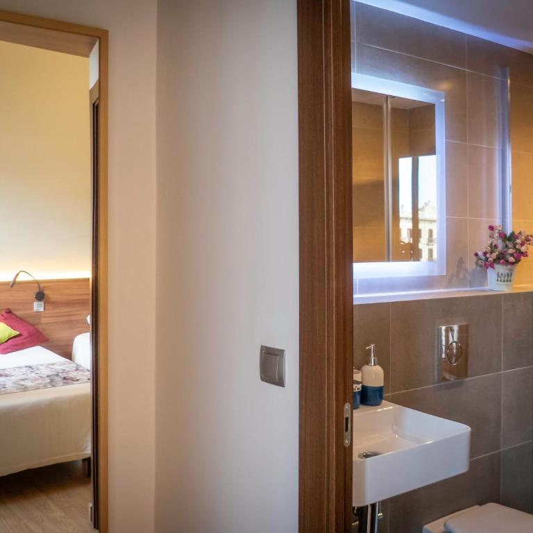 Pension Ciudadela - Habitación Doble con cama supletoria y baño privado - 12