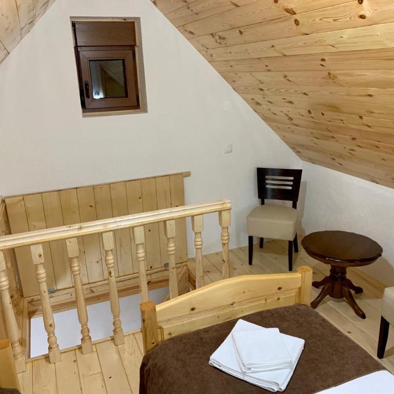 B&B Izvor - Trokrevetna Soba sa Sopstvenim Kupatilom - 1