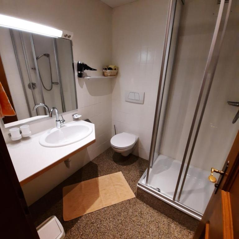 Gästehaus Burgi - Basic Dreibettzimmer - 9