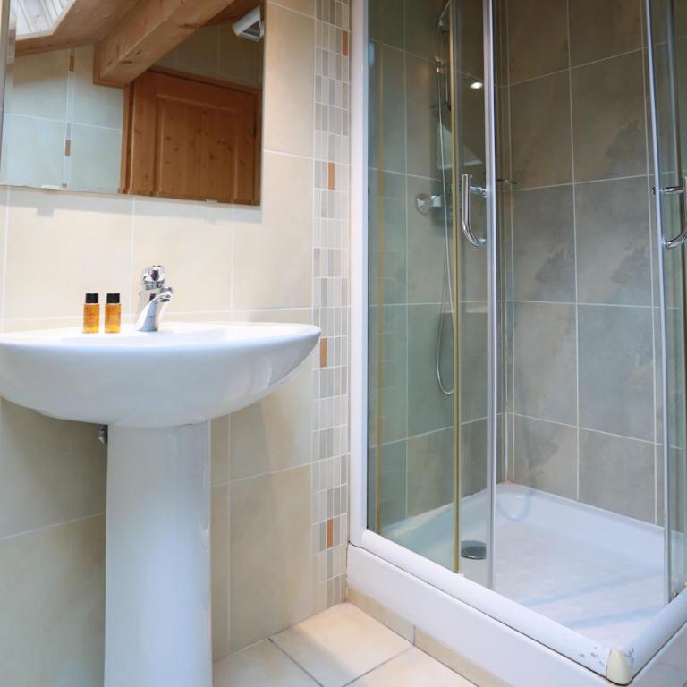 Chamonix Large Chalet, Sleeps 12, 200m2, 5 Bedroom, 4 Bathroom, Garden, Jacuzzi, Sauna - Chalet - 35