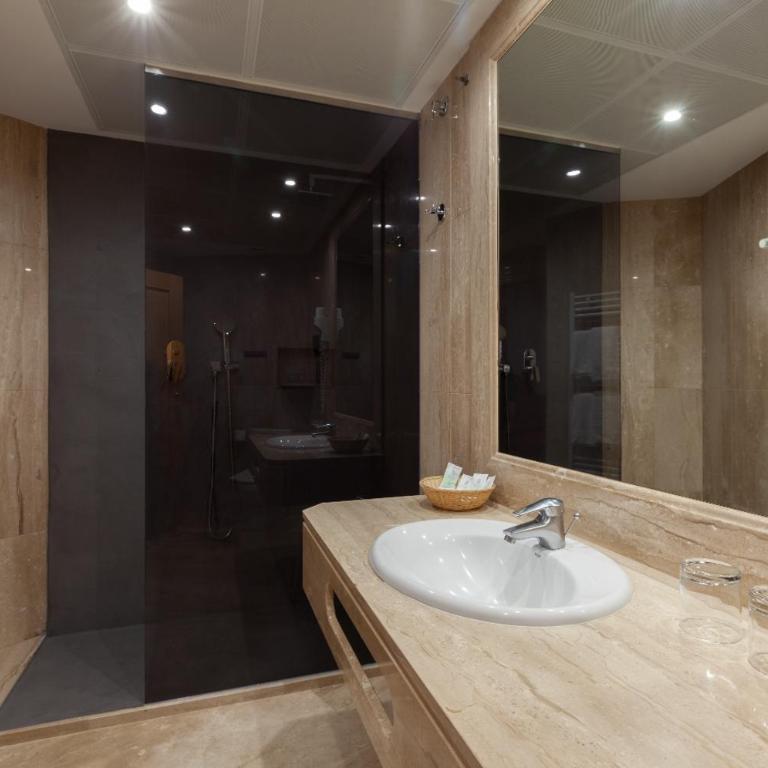 Hotel Europa - Premium Double Room with Terrace and Puerta del Sol Views - 3