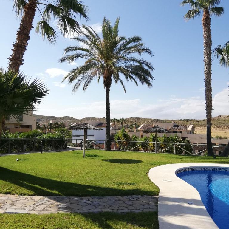 BAJO con JARDÍN PROPIO EN VALLE DEL ESTE GOLF!! - Apartamento de 2 dormitorios - 45