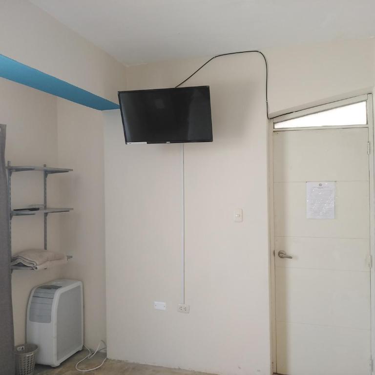 Hospedaje Nuna - Playa Huanchaco - Double Room with Balcony and Sea View - 2
