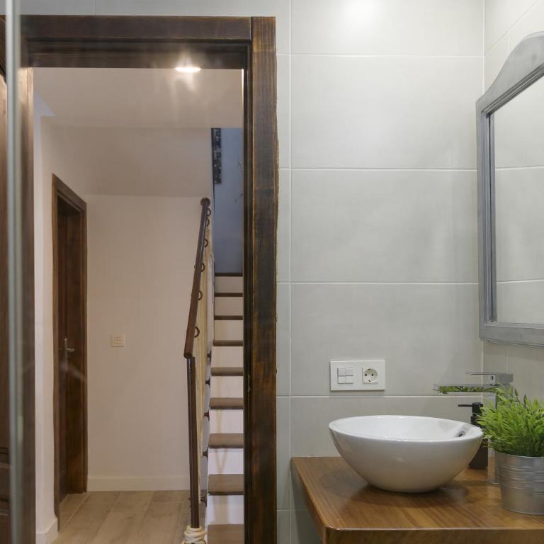 ALIZUTH HOME - Three-Bedroom House - 12