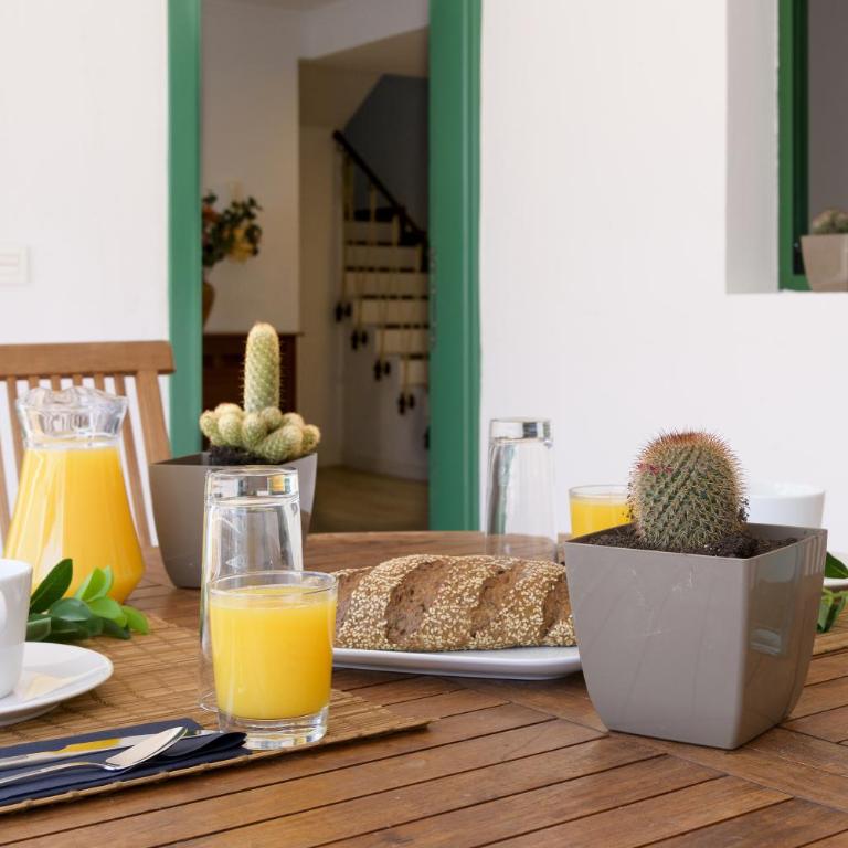 ALIZUTH HOME - Three-Bedroom House - 4