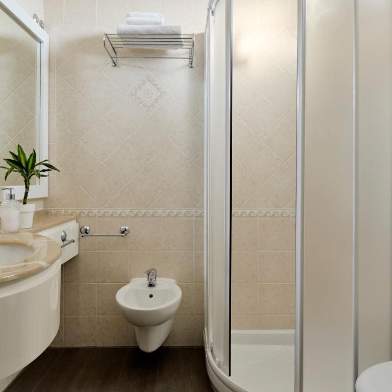 Hotel Madison - Camera Familiare Standard con Balcone - 1