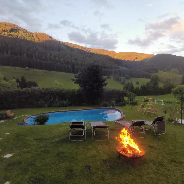 Pool, Pokale, Sauna, Billard, Kirche u. viel Natur - Villa - 8