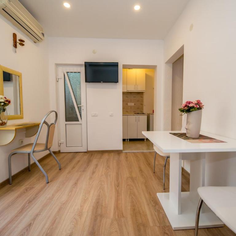 Apartmani Stari Grad - Apartman sa Balkonom - 1