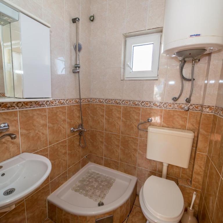 Apartmani Stari Grad - Standardna Trokrevetna Soba sa Pogledom na More - 2