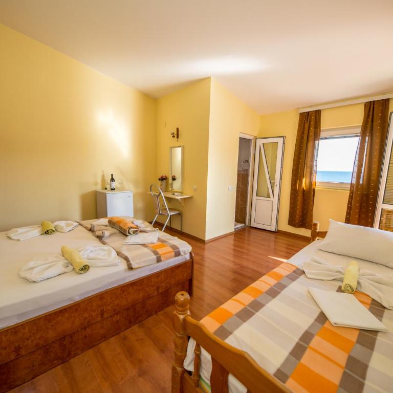 Apartmani Stari Grad - Standardna Trokrevetna Soba sa Pogledom na More - 4