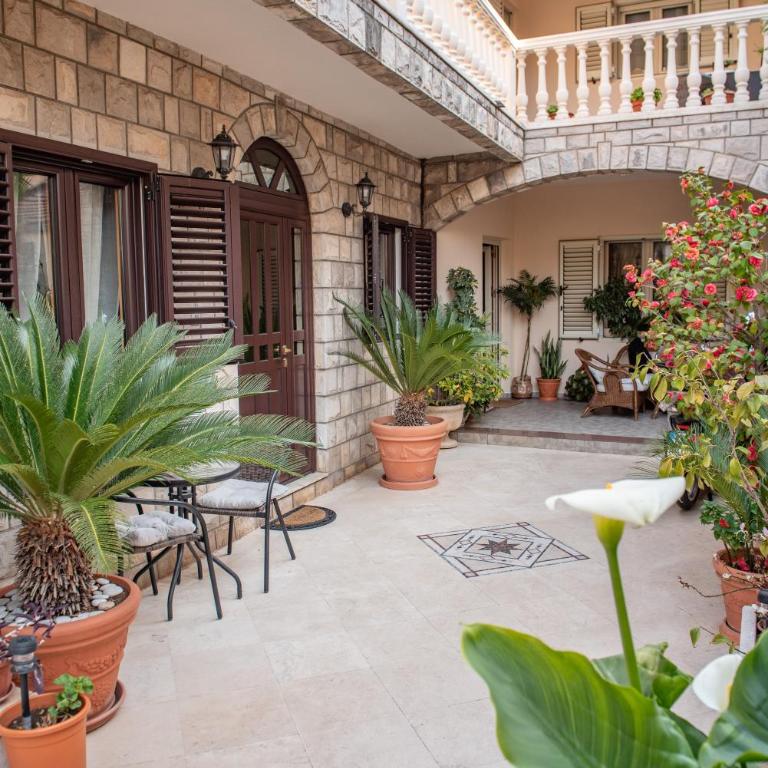 S&P City Center Apartments - Studio with Patio - 2