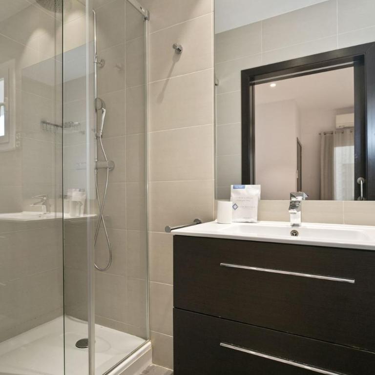 Fisa Rentals Gran Via Apartments - Deluxe Two- Bedroom Apartment - 14