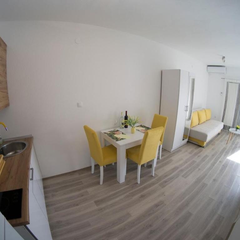 Apartmani Ivković+ - Deluks Queen Soba sa 2 Velika Bračna Kreveta (Queen) - 21