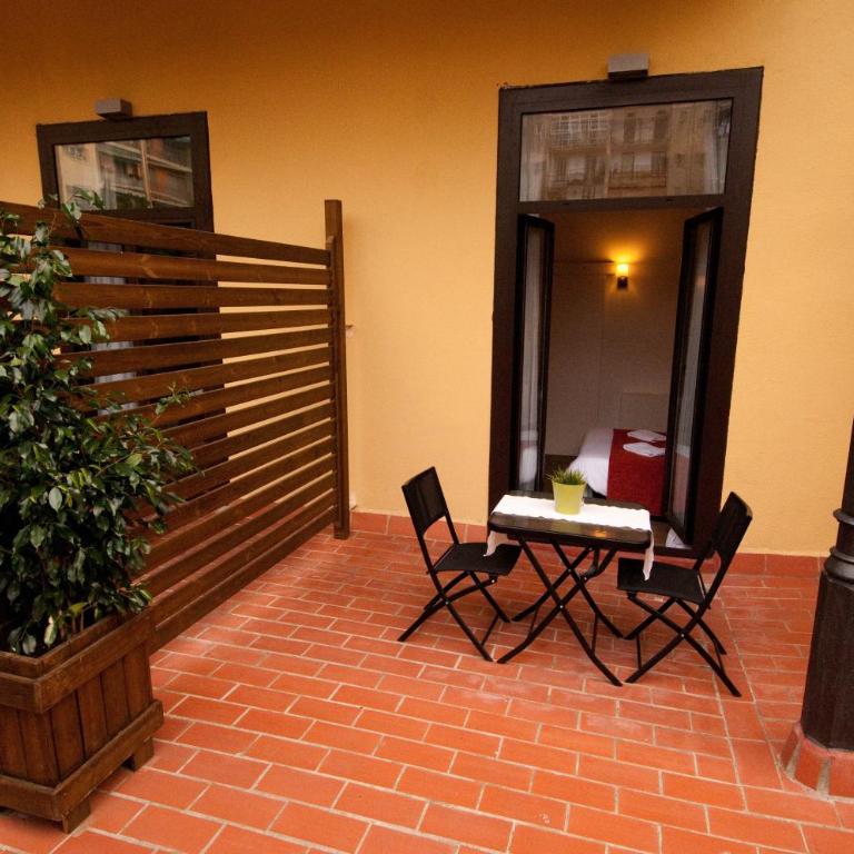 Hostal Live Barcelona - Superior Double or Twin Room with Terrace - 3