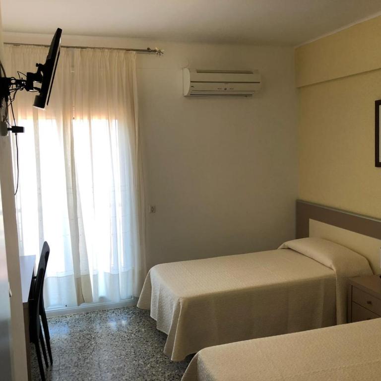 Hostal Internacional - Habitación Doble con baño privado - 1 o 2 camas - 5