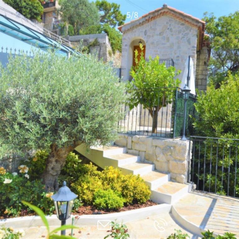Villa d exception avec terrasse, jacuzzi, vue mer, parking, en plein cœur du village de Eze - Villa - Vue sur Mer - 44