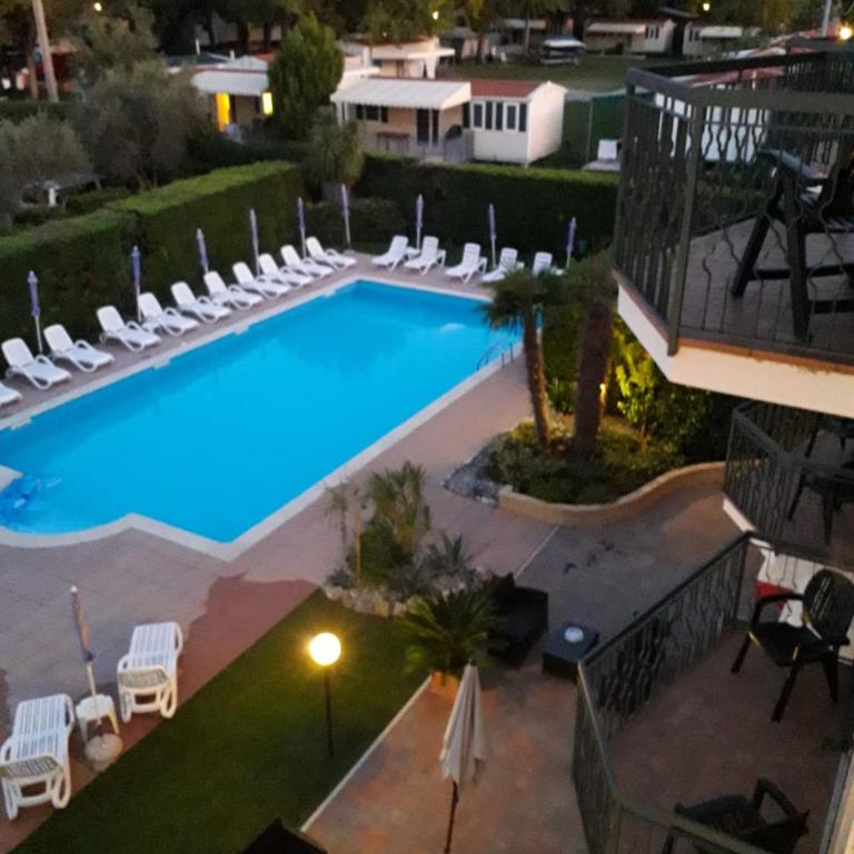 Hotel Fornaci - Camera Quadrupla con Balcone e Vista Lago - 4