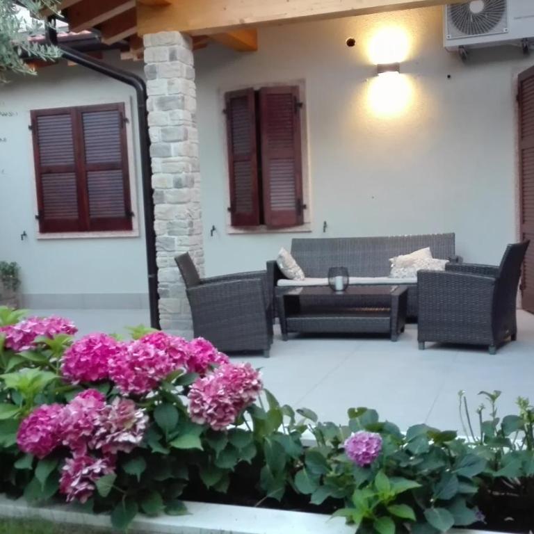 Casa Pergola 1 - Grande Appartamento per 6 ospiti - fronte piscina, parking - Three-Bedroom Apartment - 40