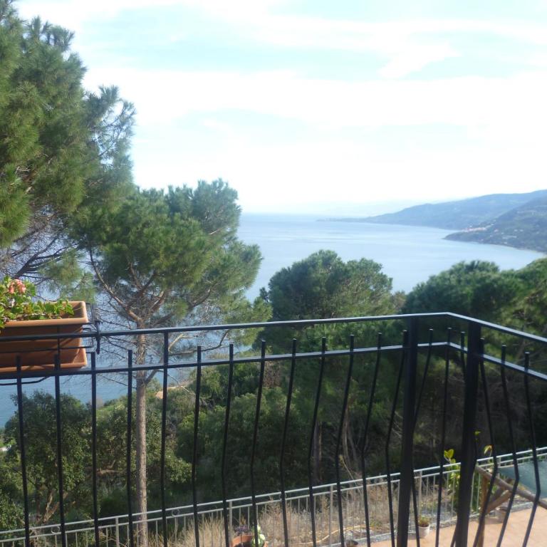 Alba Tra I Pini B&B - Camera Matrimoniale con Balcone e Vista Mare - 11