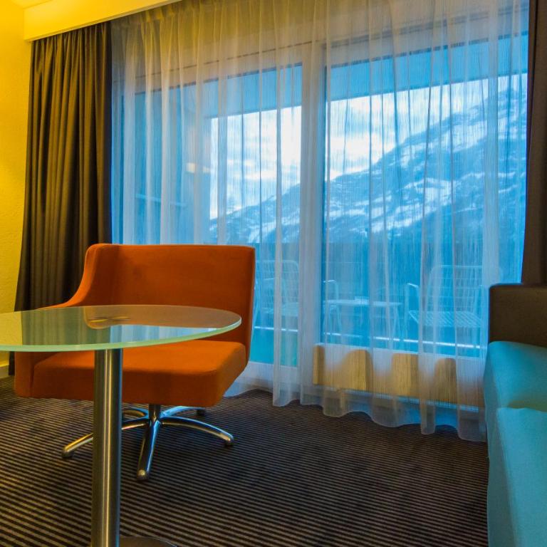 Le Bristol Leukerbad - Comfort Zimmer mit 1 Doppelbett, 1 Schlafsofa und Balkon - 3