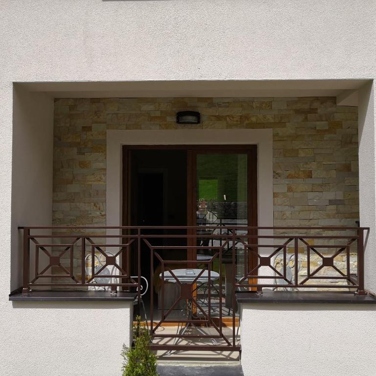 Sky Cabin Apartments - FREE GARAGE - One-Bedroom Apartment - 5