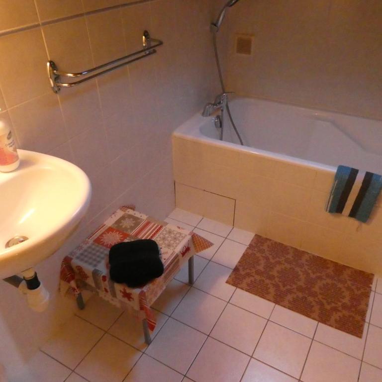 Central Hostel Chatel - Chambre Quadruple avec Salle de Bains Privative - 25