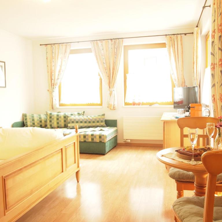 Apart-Garni Motnaida - Großes Doppelzimmer mit Balkon - 2