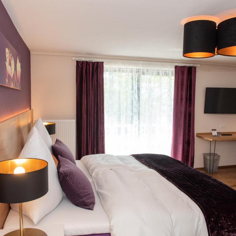 ZUM SCHLOSS - Boutique-Hotel - Doppelzimmer mit Balkon - 2